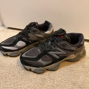 New Balance Black and Gray Sneakers
Men’s Size 6/Woman’s size 7.5/EU 38.5